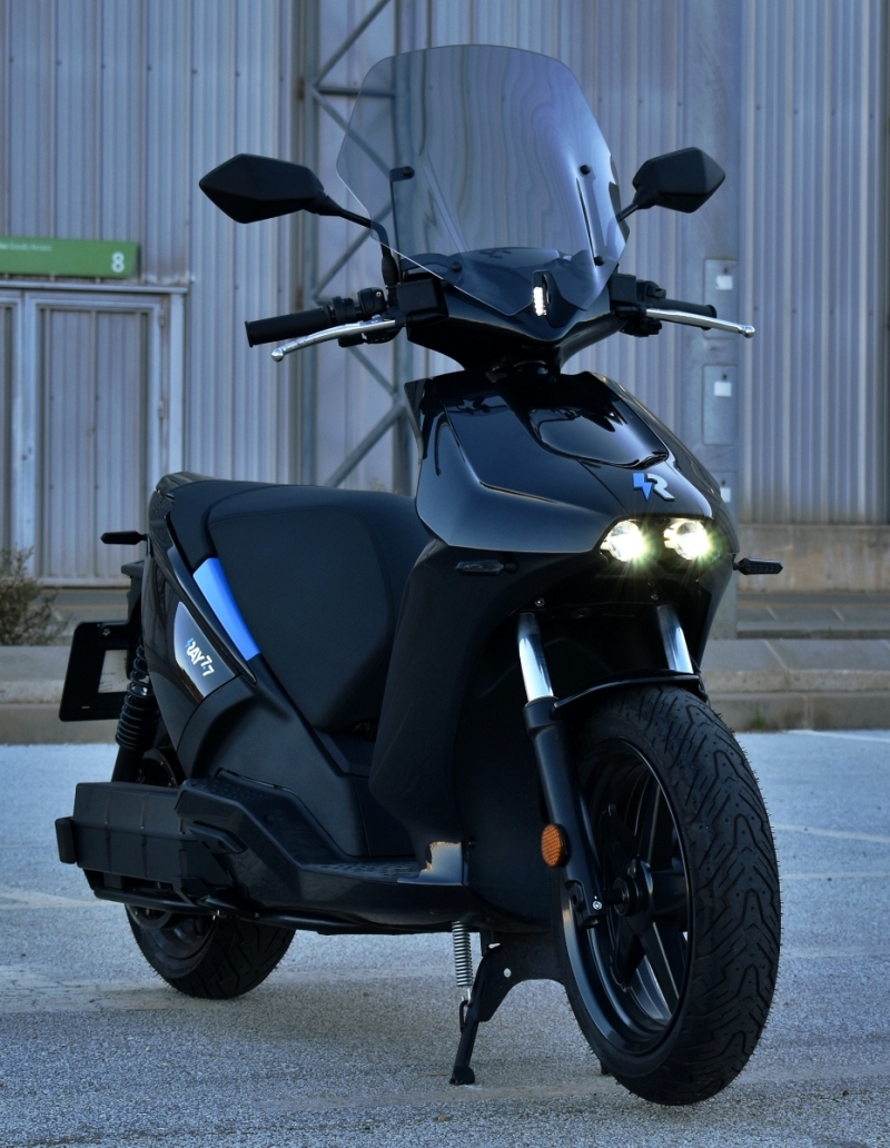 La Ray 7.7 se homologa como un scooter equivalente a 125 centímetros cúbicos.