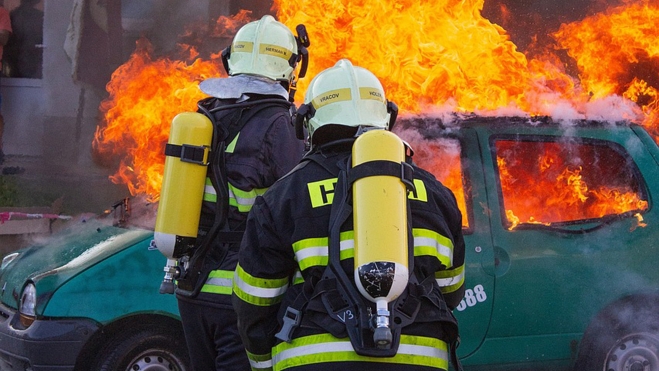 Los incendios de coches de combustión son más numerosos, pero menos espectaculares.