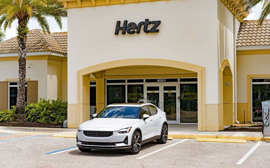 Hertz lanza una serie de propuestas de rutas con coches eléctricos para el próximo verano