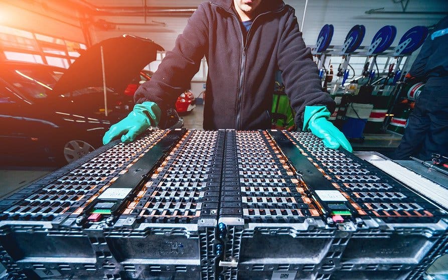 Charging the batteries of the elecric motor. Disassembling the battery of an electric vehicle engine. Car service