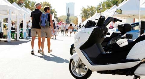 Miles de ciudadanos viven la experiencia de conducir un vehículo eléctrico por la ciudad de Barcelona