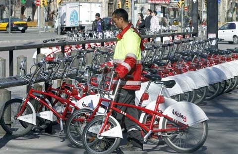 El alcalde de Barcelona apoya un "bicing" de motos eléctricas