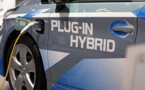 Los coches híbridos enchufables ahorran siete euros cada 100 kilómetros