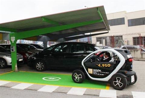 Lilly da un paso más en su compromiso con la sostenibilidad y su promoción entre los empleados e instala un poste de carga para coches eléctricos