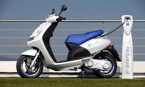 eugeot Scooters entrega a Prosegur dos motos eléctricas e-vivacity
