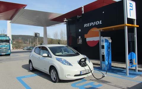 IBIL y Nissan instalan el primer punto de carga rápida para coches eléctricos