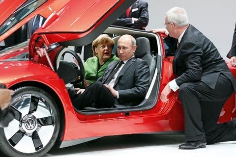 Activistas semidesnudas increpan a Putin y Merkel en el stand de Volkswagen en Hannover