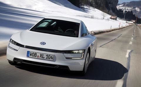 Volkswagen XL1, el hombre sale de la cueva