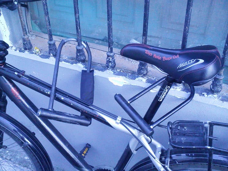 Aparcamiento de bicicleta privada en barandillas