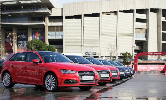 Los jugadores del FC Barcelona prueban la tecnología híbrida ecnhufable de Audi.