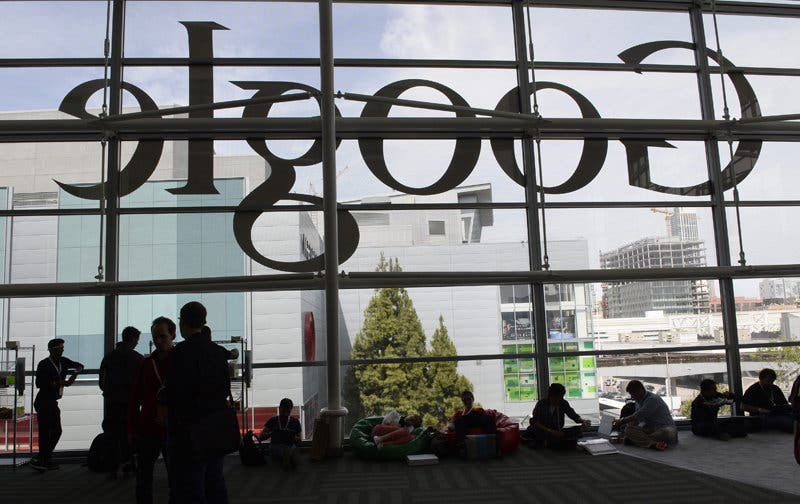 EEUU GOOGLE:JGM24- SAN FRANCISCO (CA, EEUU), 15/05/2013.- Asistentes y empleados descansan en Google durante la conferencia anual para desarrolladores de software I/O hoy, miÈrcoles 15 de mayo de 2013, en el Centro de Convenciones Moscone West de San Francisco, California (EEUU). Las acciones de Google cerraron hoy por encima de los 900 dÛlares cada una por primera vez en su historia despuÈs de que el gigante de internet lanzase un nuevo servicio de reproducciÛn musical bajo suscripciÛn. EFE/JOHN G. MABANGLO
