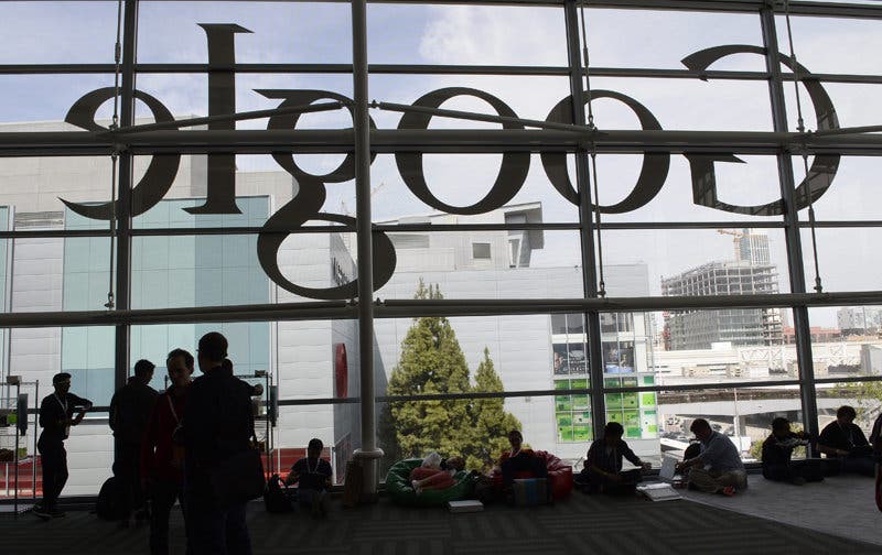 EEUU GOOGLE:JGM24- SAN FRANCISCO (CA, EEUU), 15/05/2013.- Asistentes y empleados descansan en Google durante la conferencia anual para desarrolladores de software I/O hoy, miÈrcoles 15 de mayo de 2013, en el Centro de Convenciones Moscone West de San Francisco, California (EEUU). Las acciones de Google cerraron hoy por encima de los 900 dÛlares cada una por primera vez en su historia despuÈs de que el gigante de internet lanzase un nuevo servicio de reproducciÛn musical bajo suscripciÛn. EFE/JOHN G. MABANGLO