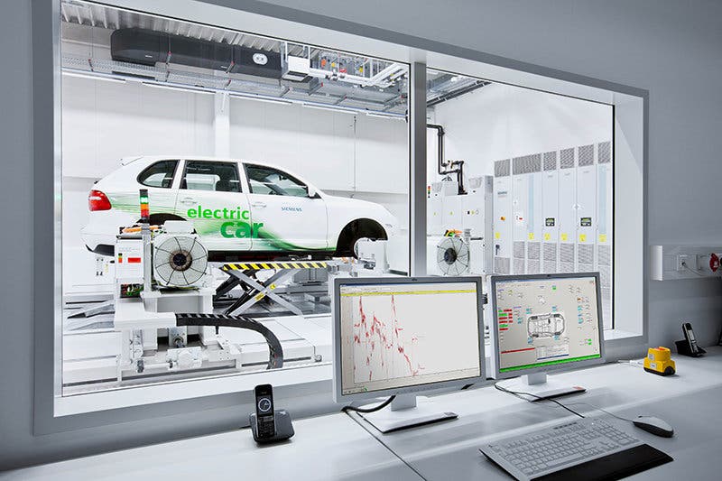 Der Siemens-Prüfstand am neuen Fertigungs- und Entwicklungsstandort der Business Unit eCar Powertrain Systems in Erlangen ermöglicht es, das Fahrverhalten von Elektrofahrzeugen in unterschiedlichen Situationen zu simulieren. Siemens testet hier seine SIVETEC Komponenten für elektrische Antriebssysteme.
The Siemens test rig at the new eCar Powertrain Systems Business Unit production and development site in Erlangen enables the handling performance of electric vehicles to be simulated in a range of different situations. This is where Siemens tests the components for its SIVETEC electric integrated drive units.