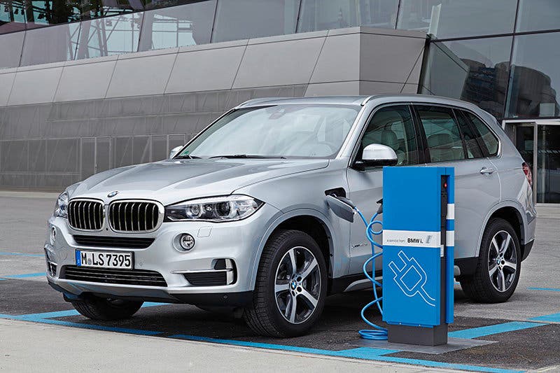 BMW X5 xDrive 40e Exterior colour: Glacier Silver, Upolstry: Ivory White Nappa Leather, Pure Excellence Exterior Design, max. system output: 230kW/313 hp; average consumption: 3,4-3,3 Liter/100 km 15,4-15,3kWh/100km
- CO2-emissions: 78 – 77 g/km