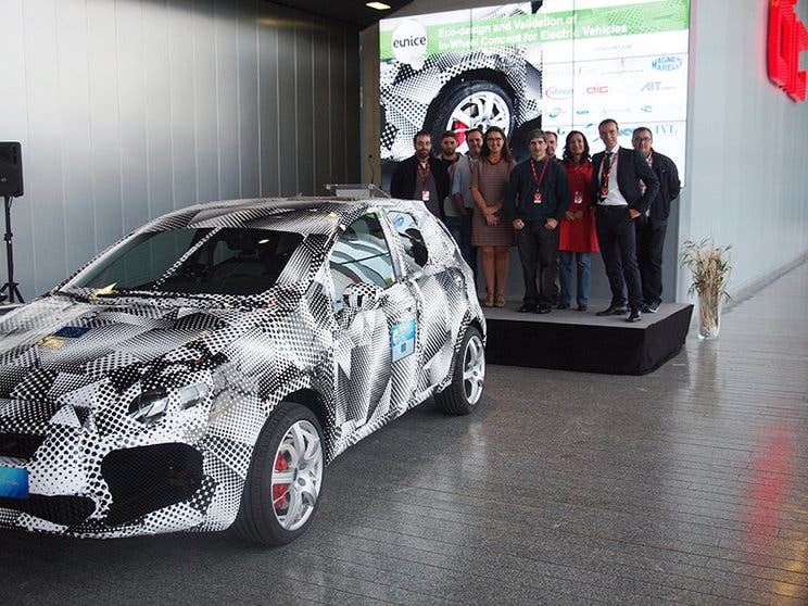 El vehículo eléctrico reinventa su diseño gracias a la incorporación del motor en las dos ruedas delanteras.