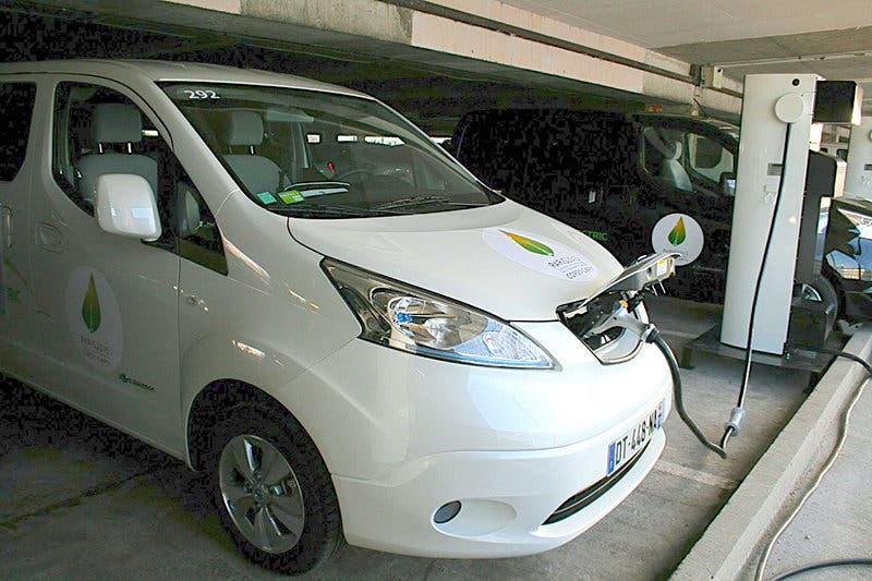 La Alianza Renault-Nissan instalan 90 nuevos puntos de recarga de vehículos eléctricos en parís para la COP21. FOTO: tecnoempresamx.blogspot.com.es
