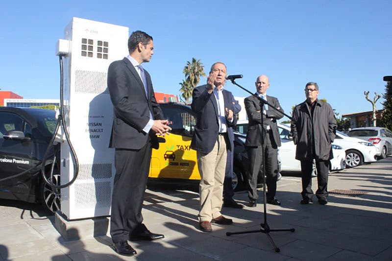Antoni Poveda y Lluís Tejedor, junto con representantes de las empresas Nissan, Renault y BMW, durante la inauguración de la electrolinera de El Prat.