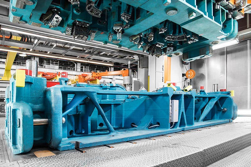 The material savings are visible in the structure of the new tools. The new design makes use of bionic shapes that resemble leaves or the bones of a human skeleton.