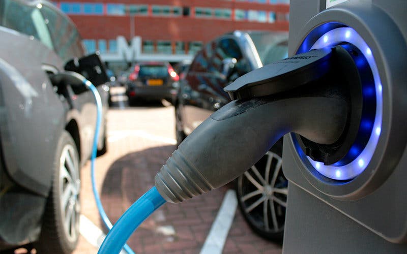 Las ventas de vehículos híbridos y eléctricos siguen disparadas