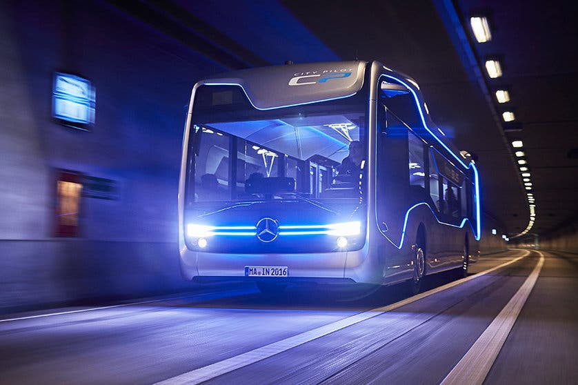 Mercedes-Benz Future Bus mit CityPilot; teilautomatisiert fahrender Stadtbus mit Ampelerkennung; Hindernis- und Fußgängererkennung; 10 Kameras; automatisierte Haltestellenfahrten; Radarsysteme für Nah- und Fernbereich Basisfahrzeug: Mercedes-Benz Citaro; OM 936 mit 220 kW/299 PS; 7,7 L Hubraum, Länge/Breite/Höhe: 12.135/2.550/3.120 mm ;
Mercedes-Benz Future Bus with CityPilot; semi-automated city bus with traffic light recognition; recognition of obstacles and pedestrians; automated bus stop approaches basic vehicle: Mercedes-Benz Citaro; OM 936 rated at 220 kW/299 hp; displacement 7.7 l; length/width/height: 12135/2550/3120 mm;