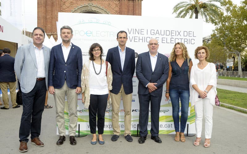 (izq-dcha): Diputado Delegado del Área de Medio Ambiente y Espacios Naturales, Valentí Junyent Torras; Decano del Colegio de Ingenieros Graduados e Ingenieros Técnicos Industriales de Barcelona, Miquel Darnés; Regidora de Movilidad del Ayuntamiento de Barcelona, Mercedes Vidal; Director Expoelectric, Ramon Caus; Conseller de Empresa y Conocimiento de la Generalitat de Catalunya, Jordi Baiget; Directora del Instituto Catalán de Energía (ICAEN), Assumpta Farran; Alcaldesa del Ayuntamiento de Santa Perpètua de Mogoda, Isabel Garcia i Ripoll