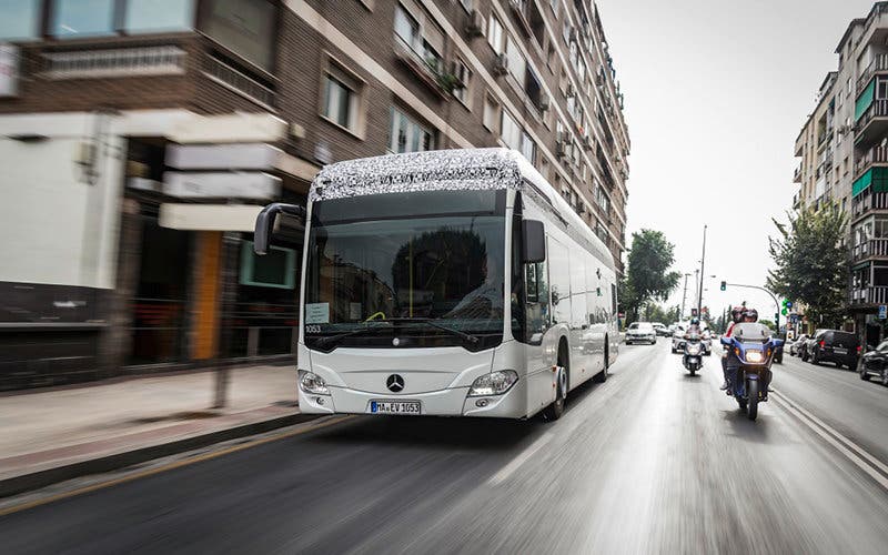Der Citaro mit vollelektrischem Antrieb durchläuft zurzeit den gleichen umfangreichen Test- und Erprobungszyklus wie jeder andere Omnibus von Mercedes-Benz. Prototypen haben zum Beispiel erfolgreich eine erste Wintererprobung bei eisigen Temperaturen am Polarkreis und eine Sommererprobung in der Hitze der spanischen Sierra Nevada absolviert.
The Citaro with all-electric drive is currently being put through the same comprehensive cycle of trials and testing to which every other bus built by Mercedes-Benz is subjected. Prototypes have, for example, already successfully undergone initial winter testing in icy temperatures at the Arctic circle as well as summer testing in the heat of Spain's Sierra Nevada.