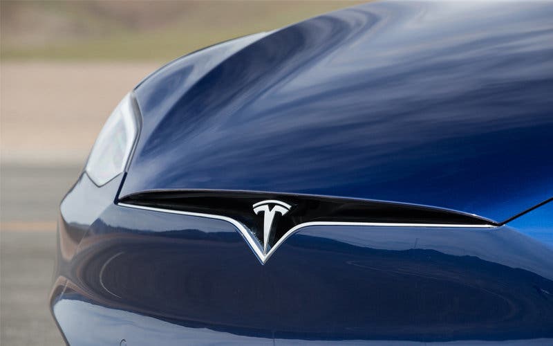 tesla-insignia-frontal