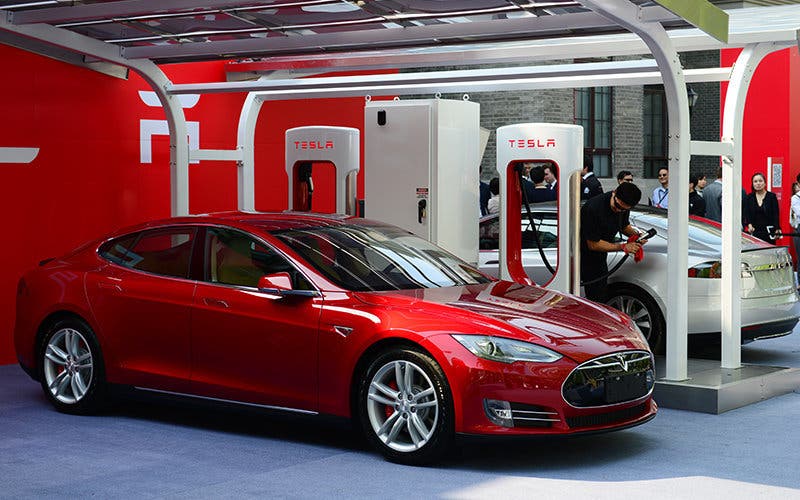 Tesla Model S electric cars to be delivered are parked at a charging station in Beijing, China, 22 April 2014.
Tesla Motors Inc. delivered its first eight electric cars to customers in China on Tuesday (22 April 2014) and CEO Elon Musk said the company will build a nationwide network of charging stations and service centers as fast as it can. Tesla probably will invest several hundred million dollars in charging infrastructure in China, Musk told reporters. He said it will open several hundred service centers. Customers received the first Model S sedans at a brief ceremony at Teslas office in a Beijing industrial park, also the site of its first Chinese charging station.