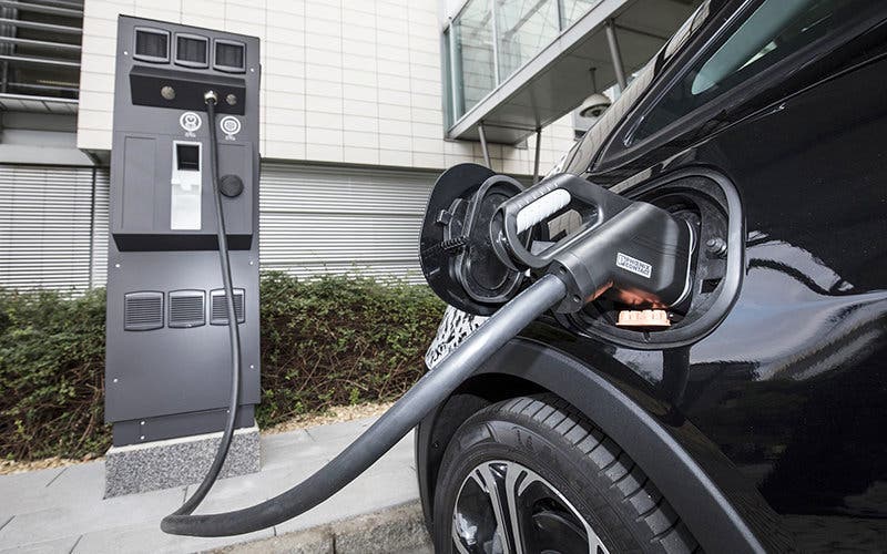 Topping up: A 30-minute charge at a 50 kW DC fast-charger will add a further 150 kilometers of range to the Ampera-e’s new-generation lithium-ion battery.