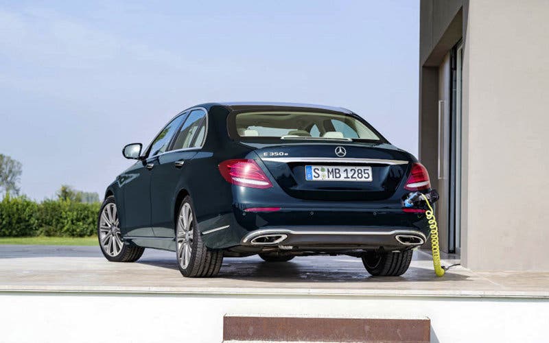 E 350 e, EXCLUSIVE, kallaitblau, Leder sattelbraun/macciato
E 350 e, EXCLUSIVE, callait blue, leather saddle brown/macciato