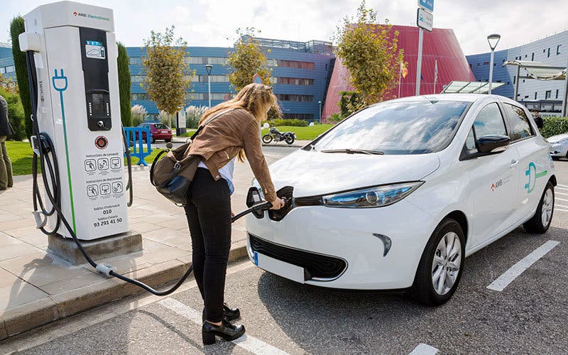 Cotxe_electric_AMB_carregant