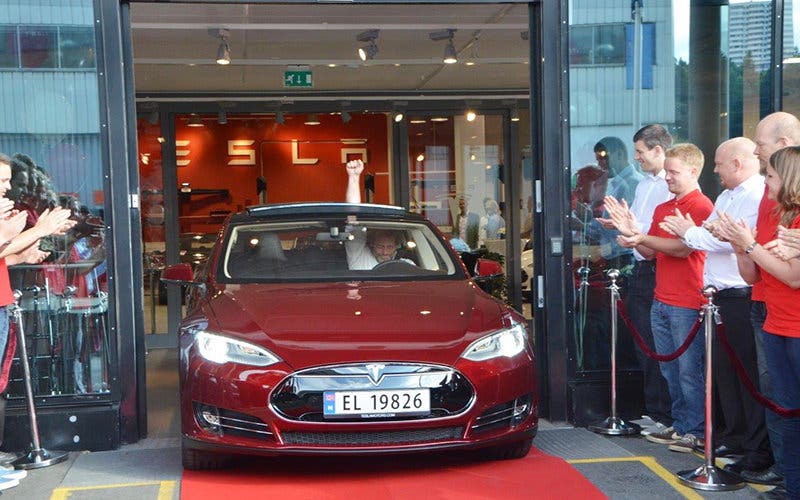 teslaredcarpet
