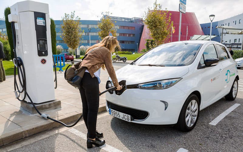 Una usuaria cargando su vehículo eléctrico.