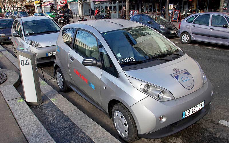 800px-Bolloré_Bluecar_charging