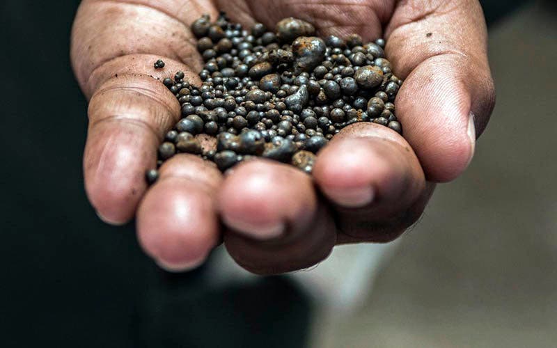 Fragmentos de cobalto, un material necesario en la fabricación de baterías para vehículos eléctricos.