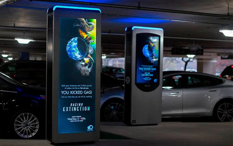 Puntos de recarga con paneles publicitarios de Volta Charging