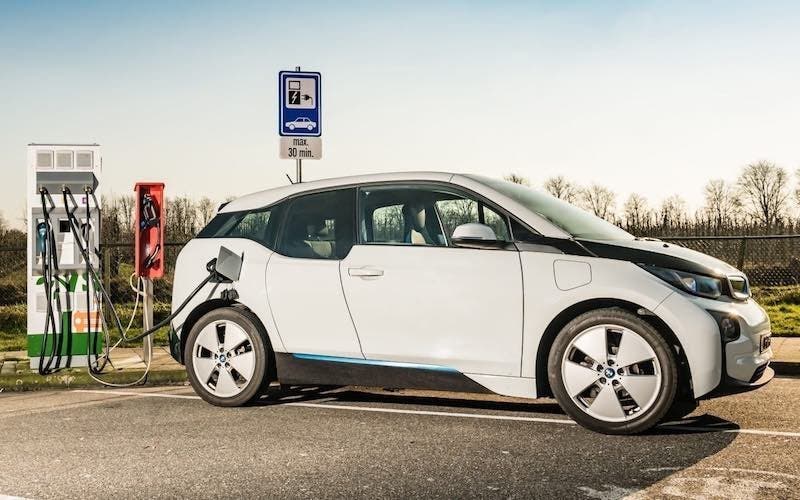 shell-bmw-i3-cargando-punto-carga-800x500