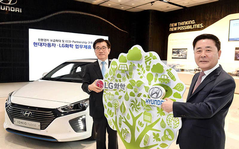 Chung Eui-sun, vicepresidente de Hyundai Motor, y Koo Kwang-mo, presidente del Grupo LG