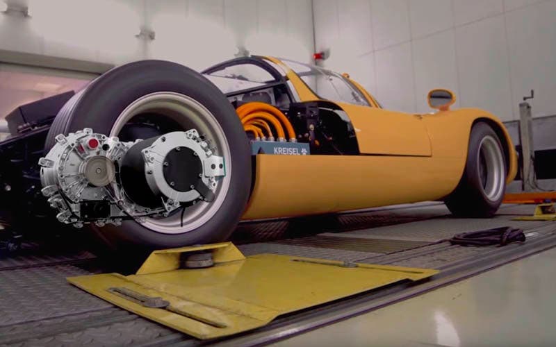 Transmisión y tren motriz eléctricos de Kreisel Electric montados en un histórico coche deportivo