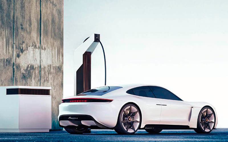 El Porsche Taycan en un punto de recarga modular de 800V