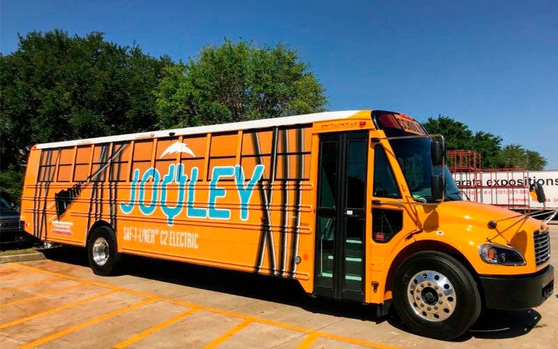El acuerdo entre Daimler y Proterra electrificará los autobuses escolares