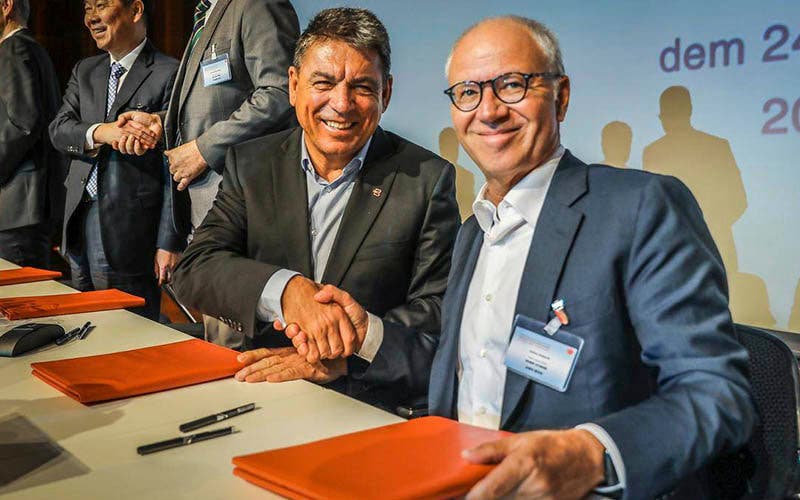 Carsten Breitfeld, CEO y cofundador de Byton y Stefan Seiberth, jefe de proyecto Bosch, Mobility Solutions