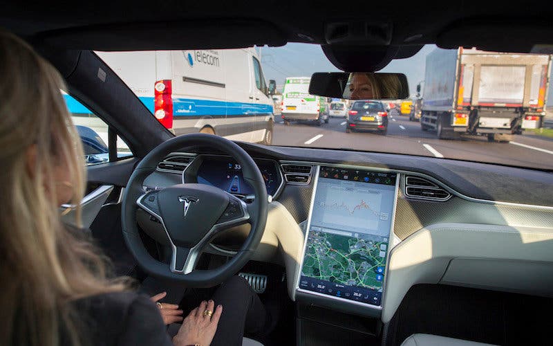 Las pruebas con la última versión de Autopilot demuestran cómo el Tesla puede cambiar de carril por voluntad propia. (Foto: Jasper Juinen/Bloomberg)