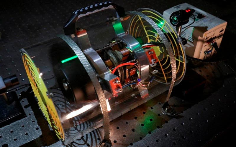 Motor eléctruco con imanes permanentes reciclados de discos duros de ordenadores
