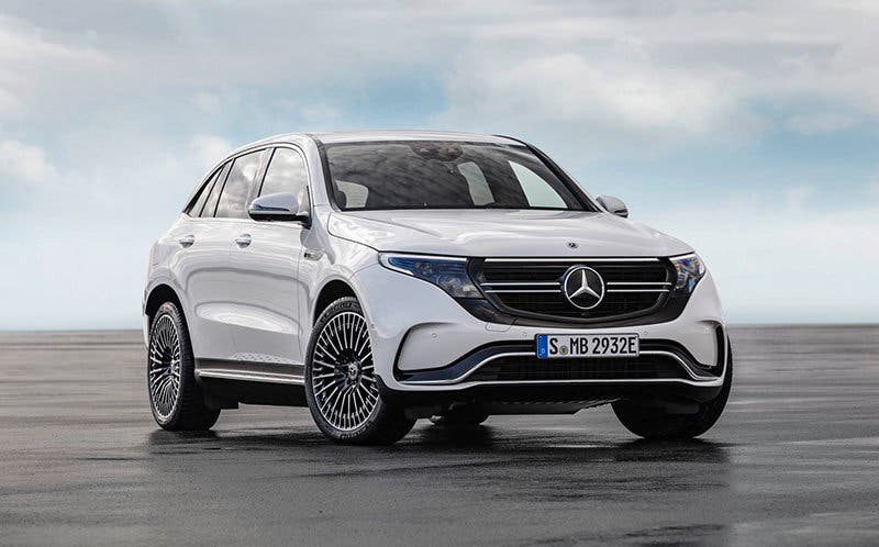 Mercedes-Benz EQC 400 4MATIC, (BR N293) / designo Diamantweiß bright / Exterior: AMG Line / Interior: AMG Line / Der neue Mercedes-Benz EQC - der erste Mercedes-Benz der Produkt- und Technologiemarke EQ. Mit seinem nahtlosen klaren Design ist der EQC ein Vorreiter einer avantgardistischen Elektro-Ästhetik mit wegweisenden Designdetails und markentypischen Farbakzenten außen wie innen. / Der neue Mercedes-Benz ECQ (Stromverbrauch kombiniert: 22,2 kWh/100 km; CO2 Emissionen kombiniert: 0 g/km, Angaben vorläufig) // Mercedes-Benz EQC 400 4MATIC, (BR N293) / designo diamond white bright / Exterior: AMG Line / Interior: AMG Line / The new Mercedes-Benz EQC - the first Mercedes-Benz under the product and technology brand EQ. With its seamless, clear design, the EQC is a pioneer for an avant-garde electric look with trailblazing design details and colour highlights typical of the brand both inside and out. / The new Mercedes-Benz EQC (combined power consumption: 22.2 kWh/100 km; combined CO2 emissions: 0 g/km, provisional figures)
