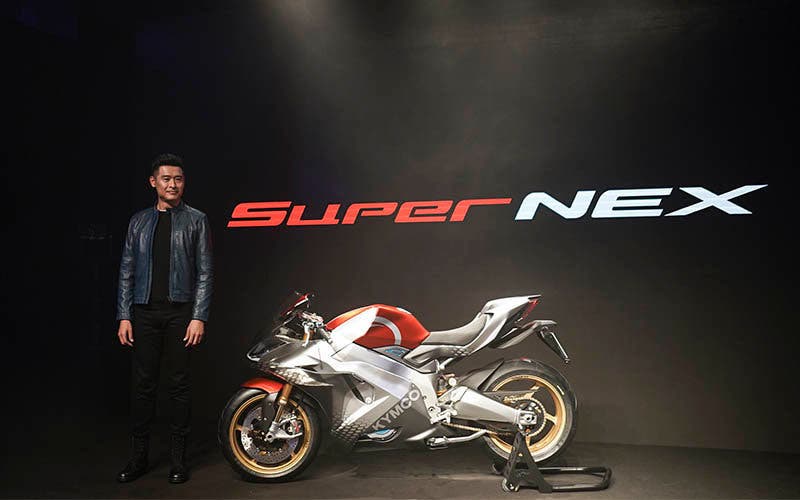 Allen Ko, presidente de KYMCO, durante la presentación de la SuperNEX en el EICMA Milan Motorcycle Show