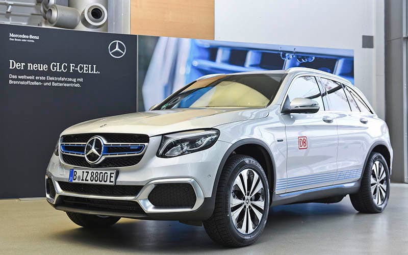 GLC F-CELL (Wasserstoffverbrauch kombiniert: 0,34 kg/100 km, CO2-Emissionen kombiniert: 0 g/km, Stromverbr auch kombiniert: 13,7 kWh/100 km). Angaben zu Kraftstoffverbrauch, Stromverbrauch und CO2-Emissionen sind vorläufig und wurden vom Technischen Dienst für das Zertifizierungsverfahren nach Maßgabe des WLTP-Prüfverfahrens ermittelt und in NEFZ-Werte korreliert. Die EG-Typgenehmigung und eine Konformitätsbescheinigung mit amtlichen Werten liegen noch nicht vor. Abweichungen zwischen den Angaben und den amtlichen Werten sind möglich.;Wasserstoffverbrauch kombiniert: 0,34 kg/100 km, CO2-Emissionen kombiniert: 0 g/km, Stromverbrauch kombiniert: 13,7 kWh/100 km*
Mercedes-Benz GLC F-CELL: Market launch of the world's first electric vehicle featuring fuel cell and plug-in hybrid Technology. Mercedes-Benz GLC F-CELL (combined hydrogen consumption: 0.34 kg/100 km, combined CO2 emissions: 0 g/km, combined electrical consumption: 13.7 kWh/100 km). Figures for fuel consumption, electrical consumption and CO2 emissions are provisional and were determined by the technical service for the certification process in accordance with the WLTP test method and correlated into NEDC figures. The EC type approval and a certificate of conformity with official figures are not yet available. Differences between the stated figures and the official figures are possible.;Combined hydrogen consumption: 0.34 kg/100 km, combined CO2 emissions: 0 g/km, combined electrical consumption: 13.7 kWh/100 km*