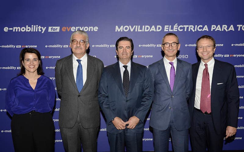 De izquierda a derecha: Elena Bernárdez, responsable e-mobility de Endesa X; José Bogas, consejero delegado de Endesa; Borja Prado, presidente de Endesa; Josep Trabado, director general de Endesa X; y Franceso Venturini, Head Enel X.