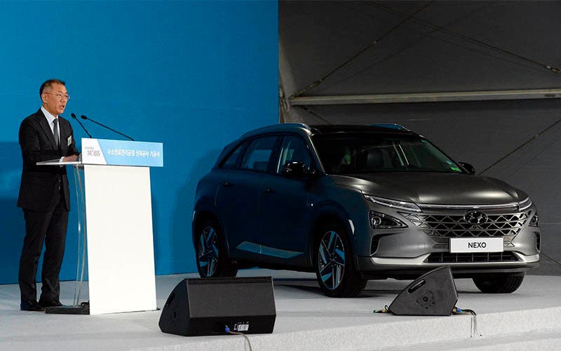 Euisun Chung, vicepresidente ejecutivo de Hyundai Motor Group junto al Nexo, en la presetación del Plan FCEV Vision 2030
