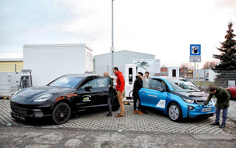 Los dos coches eléctricos preparados para la demostración de la estación de carga de FastCharge a 450 kW de potencia